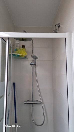 Haartrockner, Handtücher, Seife, Shampoo