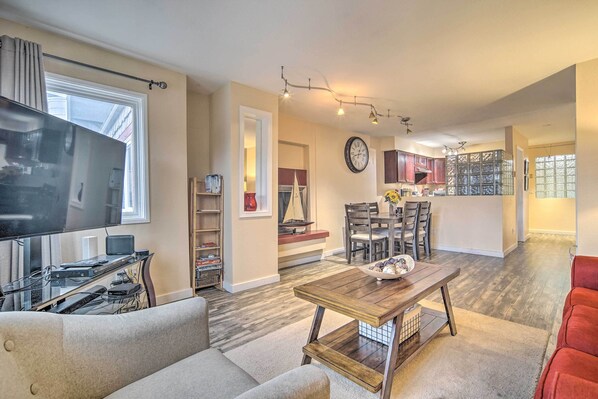 Interior - Walk to Downtown & Coast Trail: Condo in Anchorage (Anchorage)