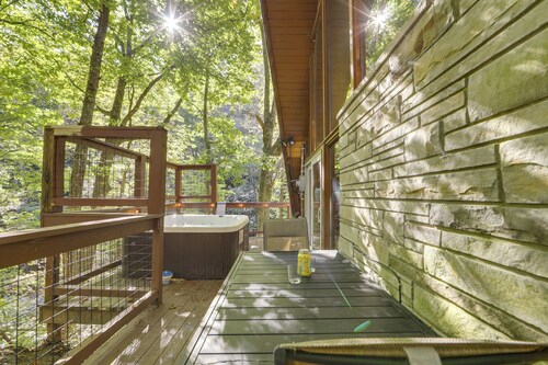 Cabin w/ Hot Tub: 2 Mi to Downtown Gatlinburg!