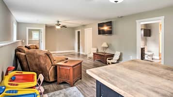 House (6 Bedrooms) | Interior