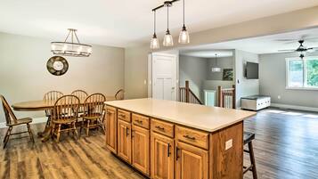 House (6 Bedrooms) | Interior