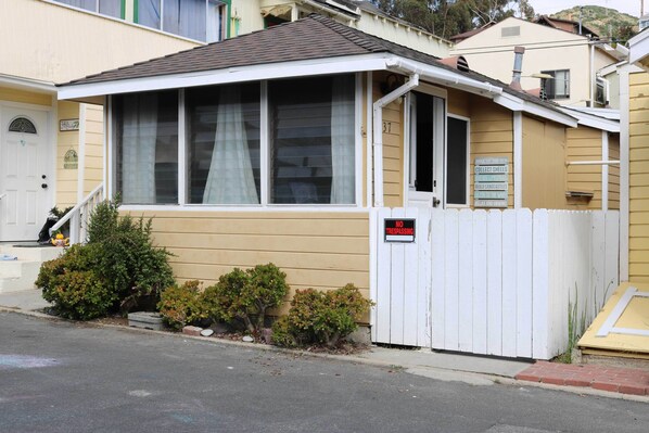 Cottage (2 Bedrooms) | Front of property