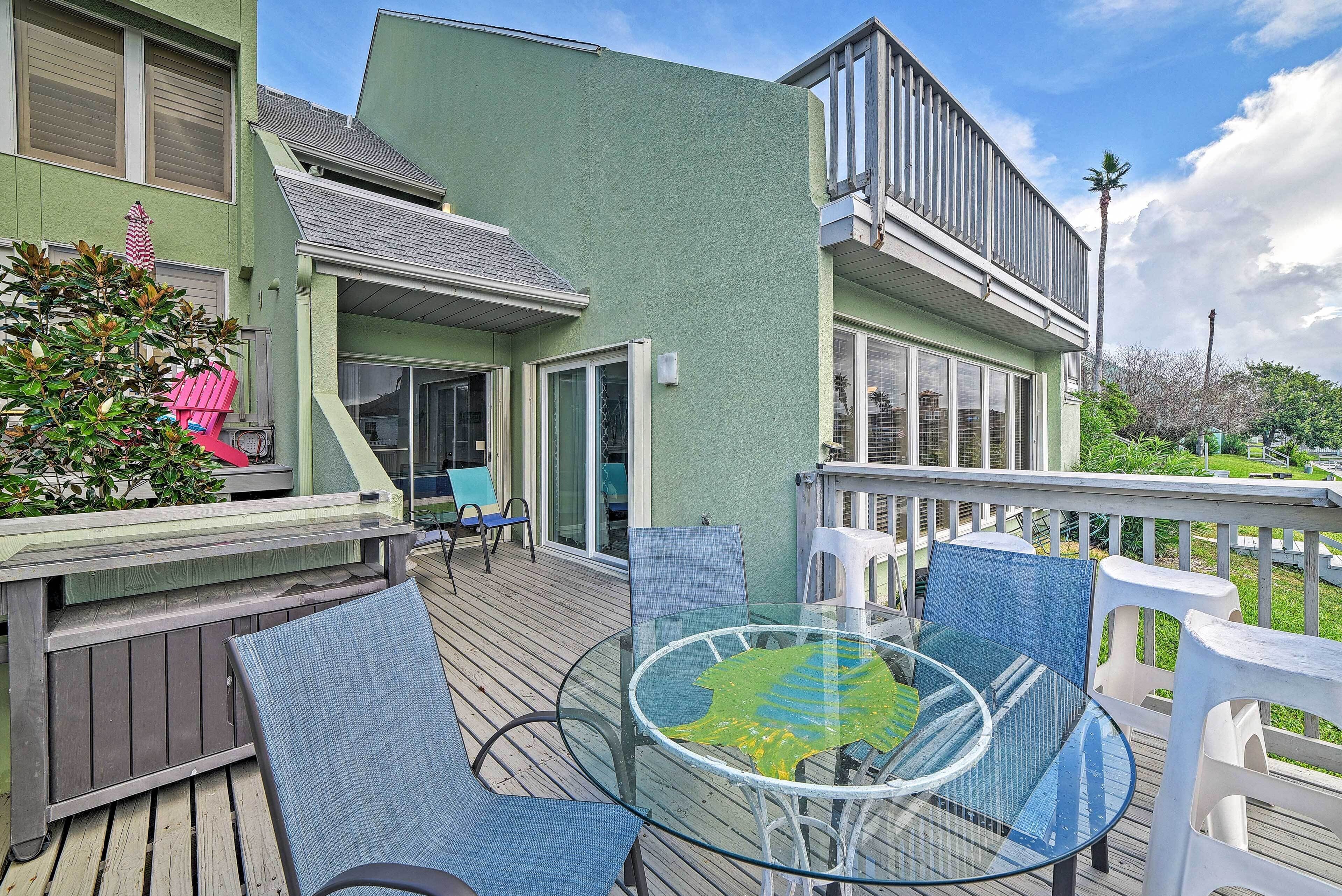 Breezy Corpus Christi Condo w/ Deck + Fishing Dock