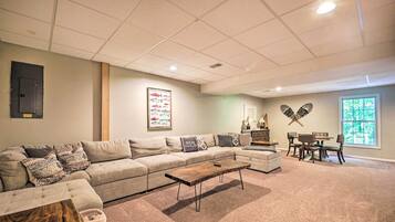 House (5 Bedrooms) | Interior