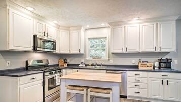 House (5 Bedrooms) | Interior