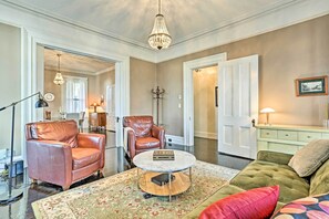 TV, books - Centrally Located Apt in Victorian Mansion! (Poughkeepsie)