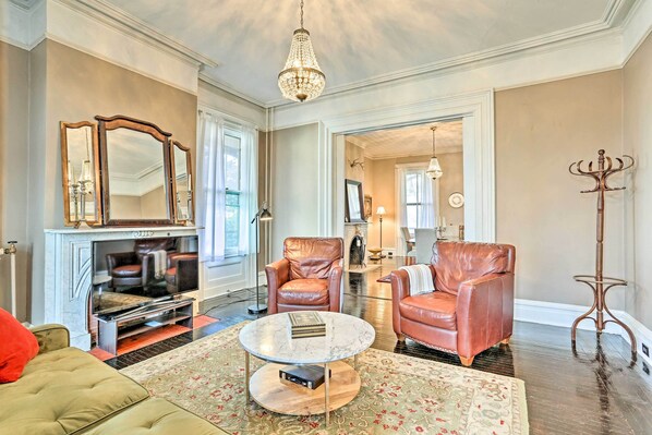 TV, books - Centrally Located Apt in Victorian Mansion! (Poughkeepsie)