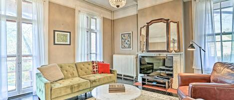 公寓 (1 Bedroom) | 起居区 | 电视、书