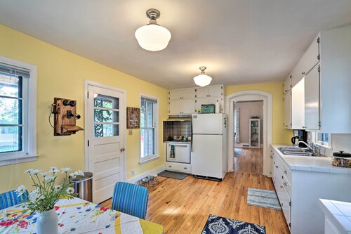 Bright Clear Lake Getaway, 4 Blocks to Downtown!