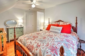 Interior - Bright Clear Lake Getaway, 4 Blocks to Downtown! (Clear Lake)