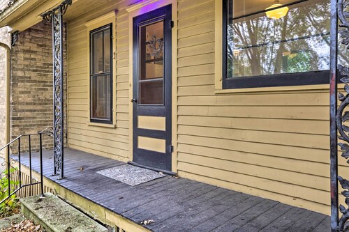 Bright Clear Lake Getaway, 4 Blocks to Downtown!