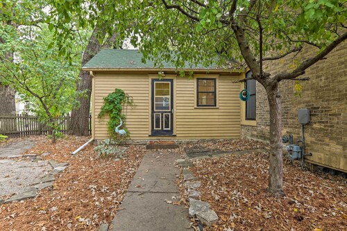 Bright Clear Lake Getaway, 4 Blocks to Downtown!