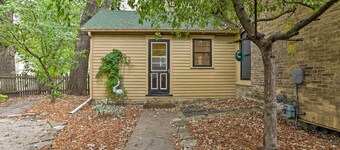 Bright Clear Lake Getaway, 4 Blocks to Downtown!