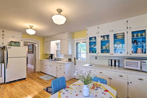 Bright Clear Lake Getaway, 4 Blocks to Downtown!