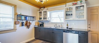 Charming Historic Houston Home w/ Yard!