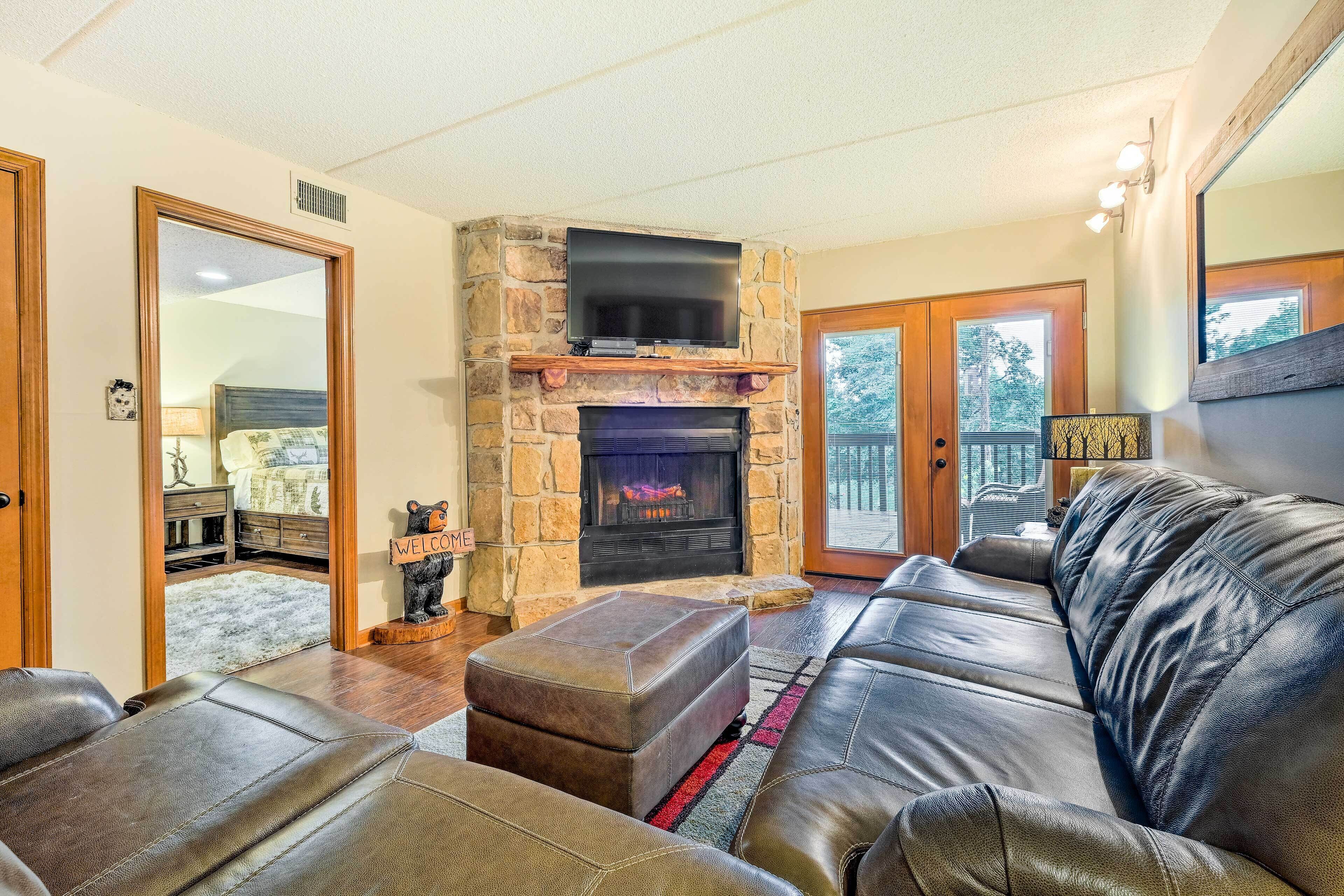 Chalet Village Upper Alpine Condo w/ Pool Access!
