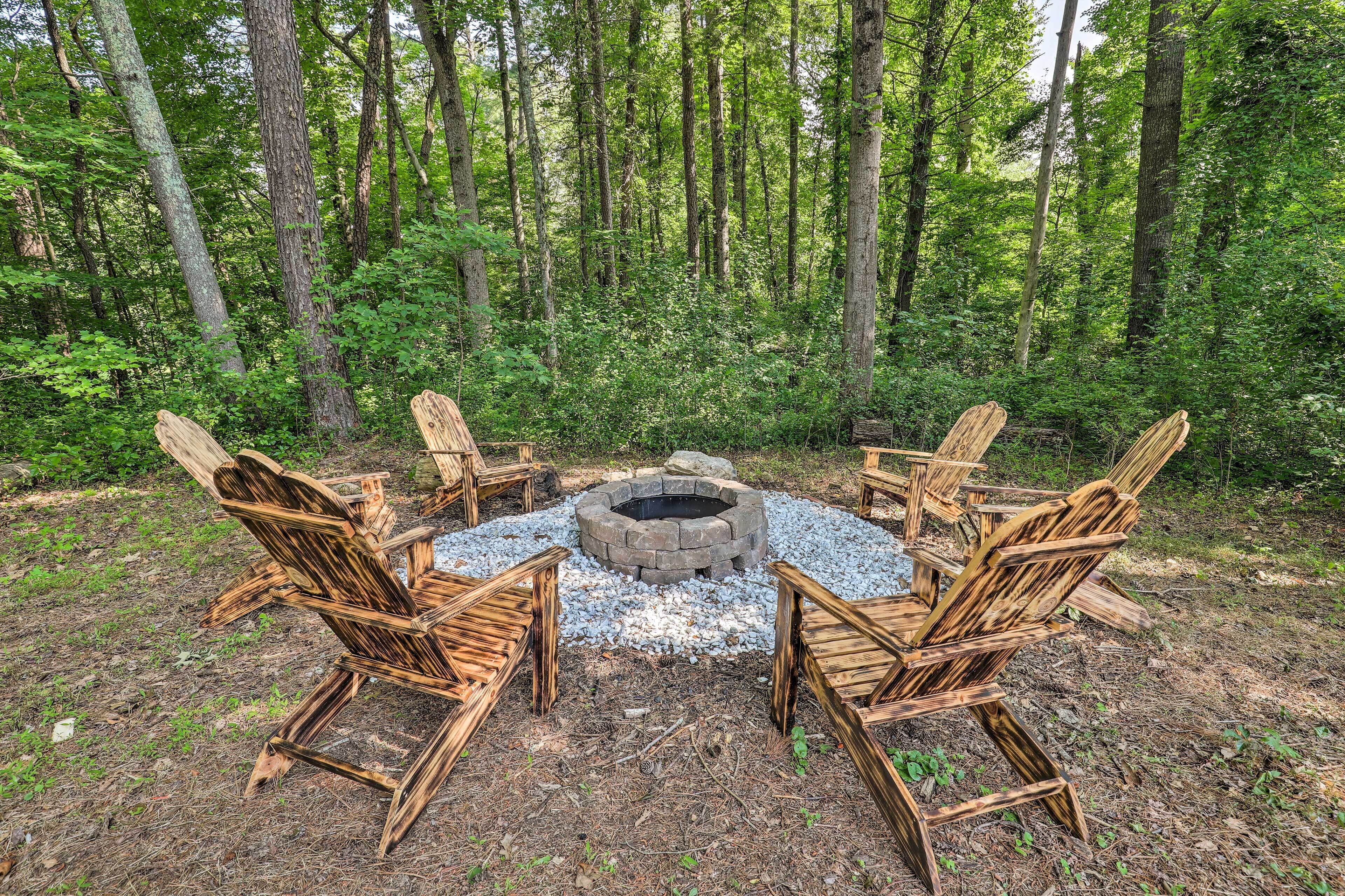 Charming Leicester Home w/ Deck & Gas Grill!