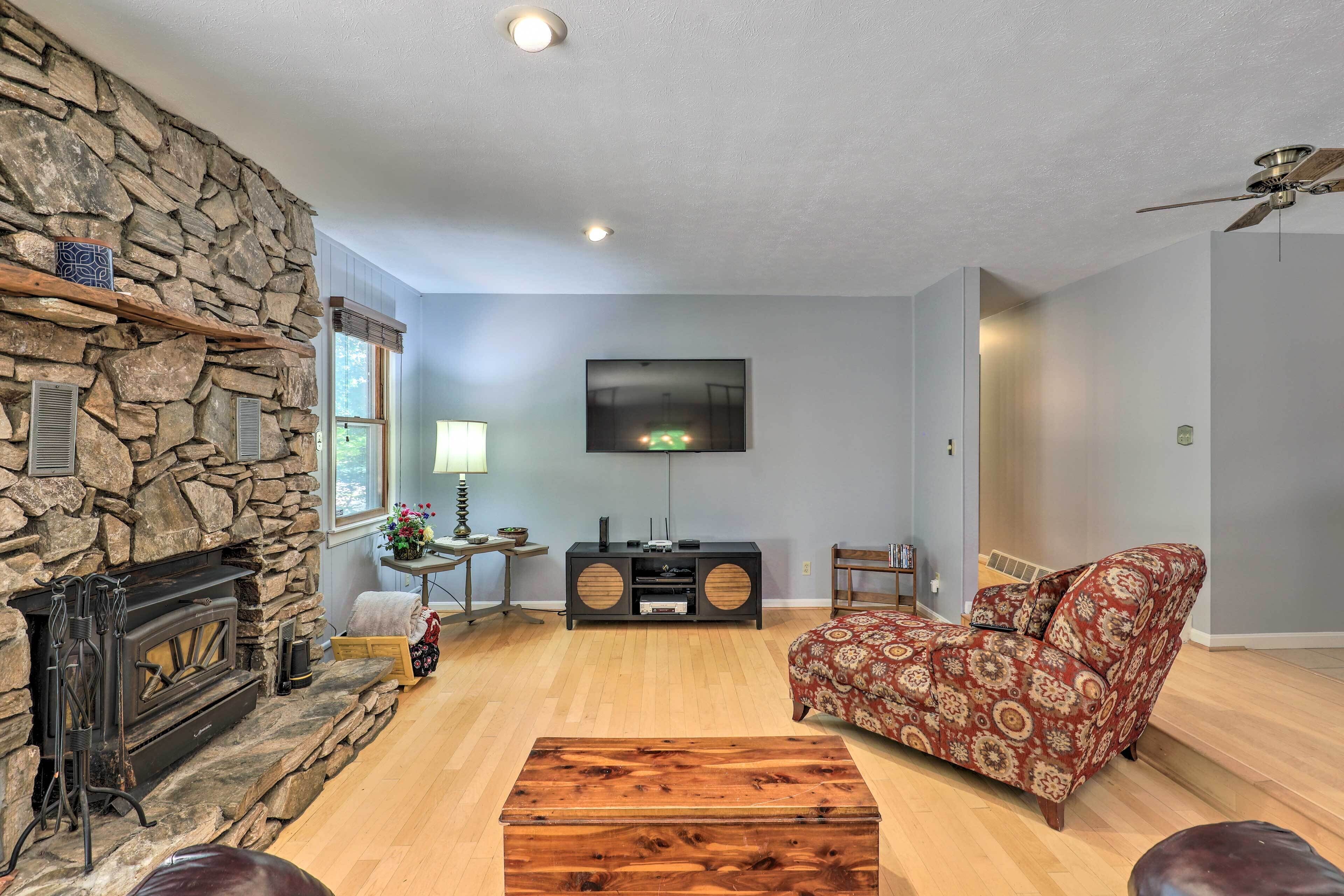 Charming Leicester Home w/ Deck & Gas Grill!