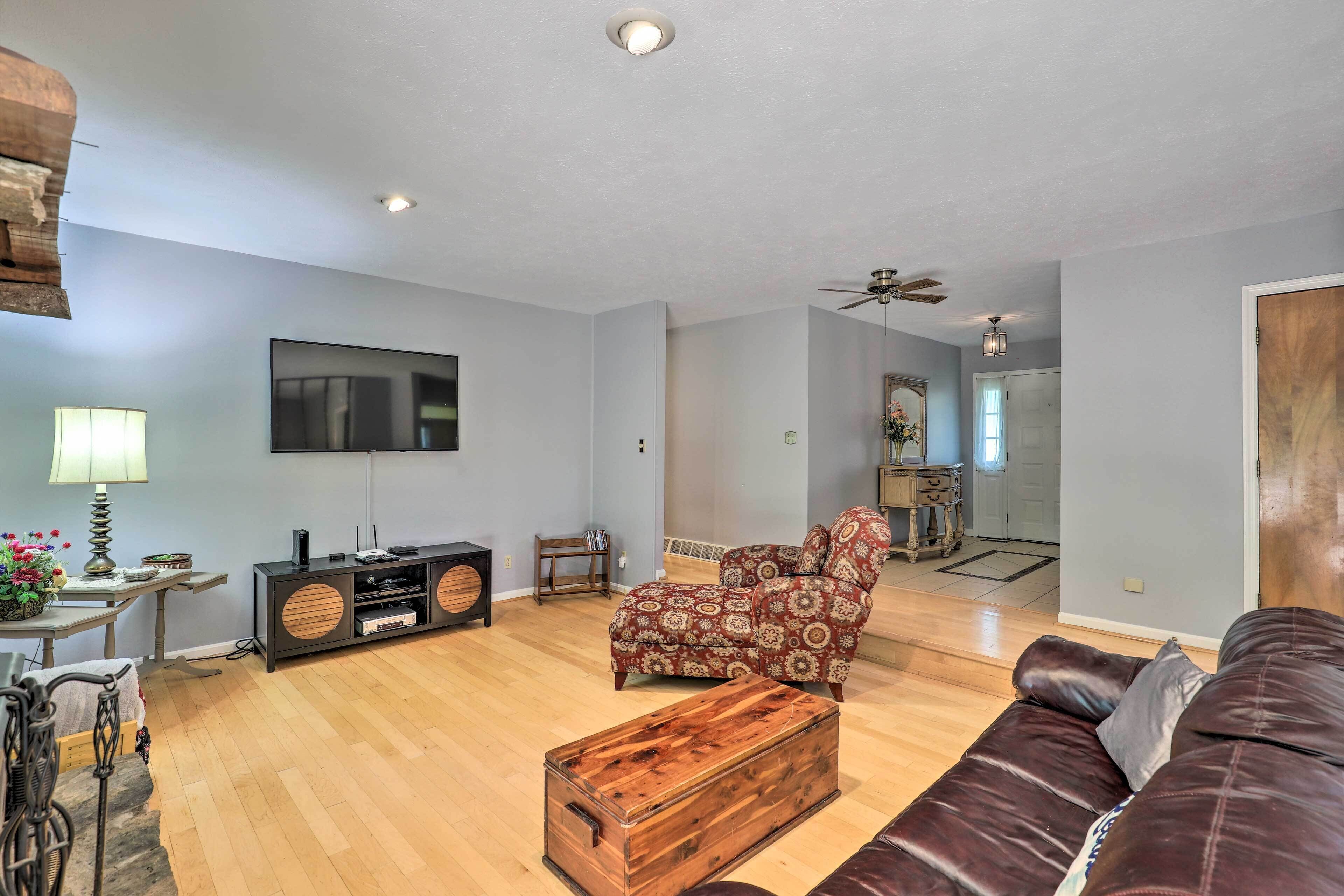 Charming Leicester Home w/ Deck & Gas Grill!