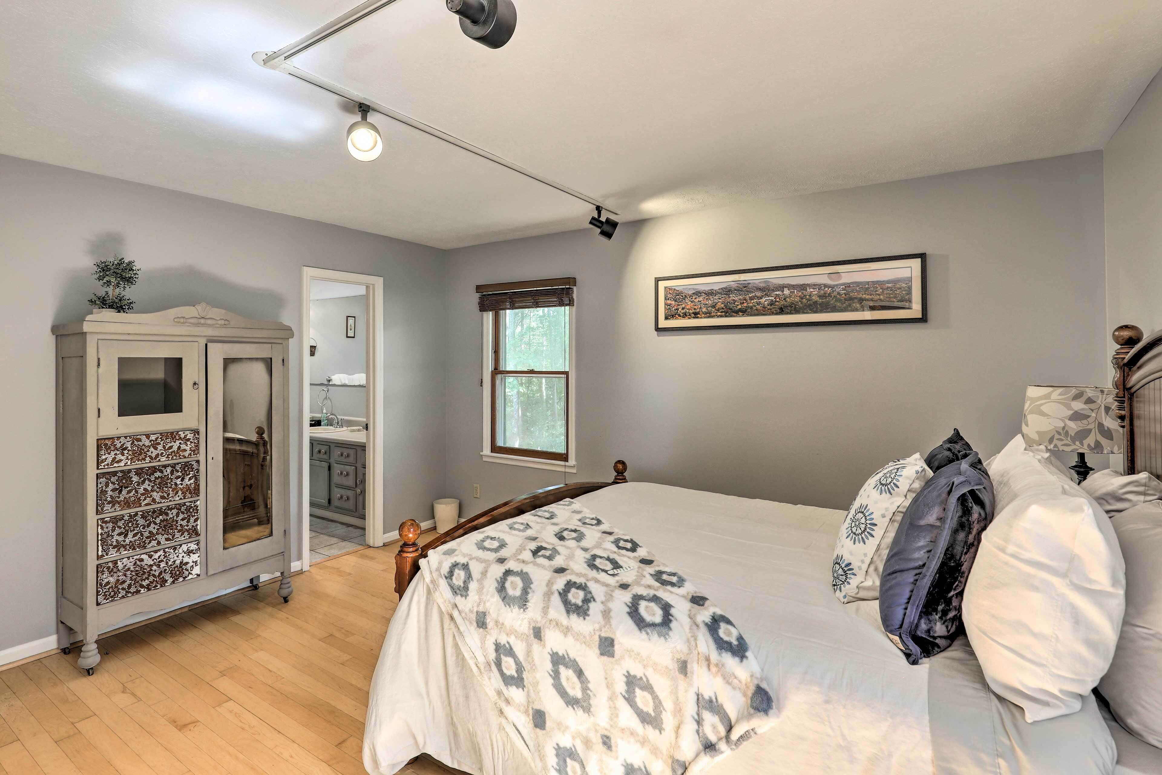 Charming Leicester Home w/ Deck & Gas Grill!