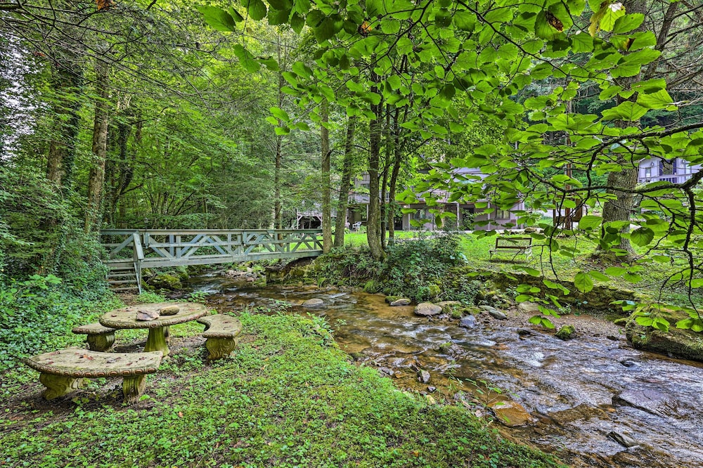 The Chalet Retreat Cabin Across From Creek!