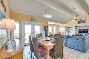 Interior - Beach Access: Renovated 'casa Bonita Surfside' (Freeport)