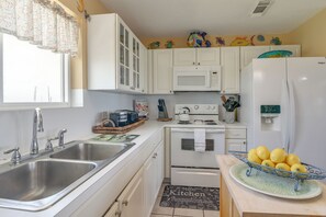 Interior - Beach Access: Renovated 'casa Bonita Surfside' (Freeport)