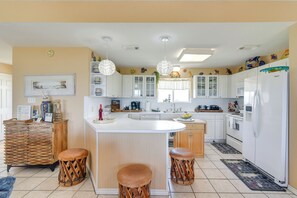 Interior - Beach Access: Renovated 'casa Bonita Surfside' (Freeport)