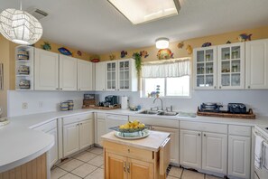 House (3 Bedrooms) | Interior - Beach Access: Renovated 'casa Bonita Surfside' (Freeport)