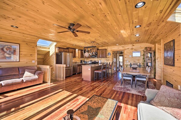 TV - Cozy Cripple Creek Cabin w/ Mountain Views! (Victor)