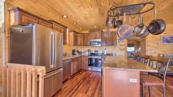 House (3 Bedrooms) | Private kitchen | Microwave, oven, stovetop, dishwasher