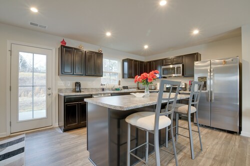 9 Mi to Duke University: Spacious Home w/ Yard!