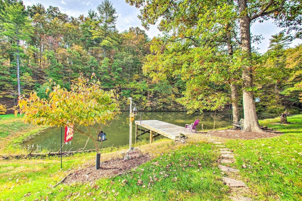 Charming Broadway Cottage w/ Private Deck!