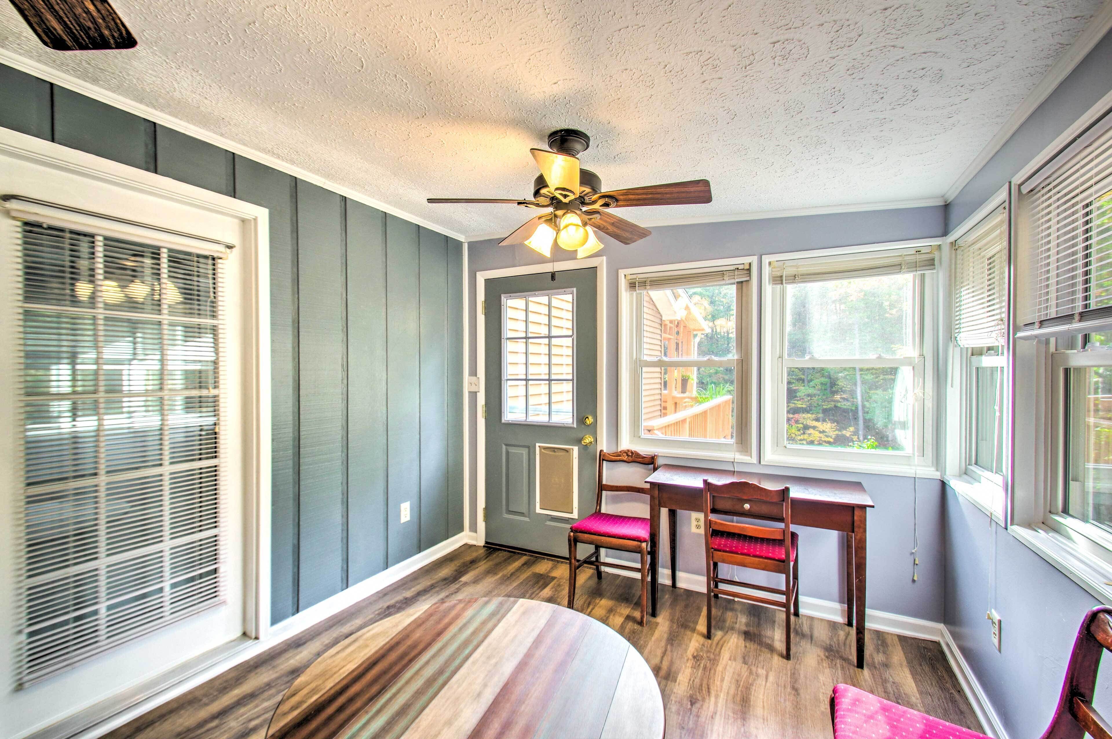 Charming Broadway Cottage w/ Private Deck!