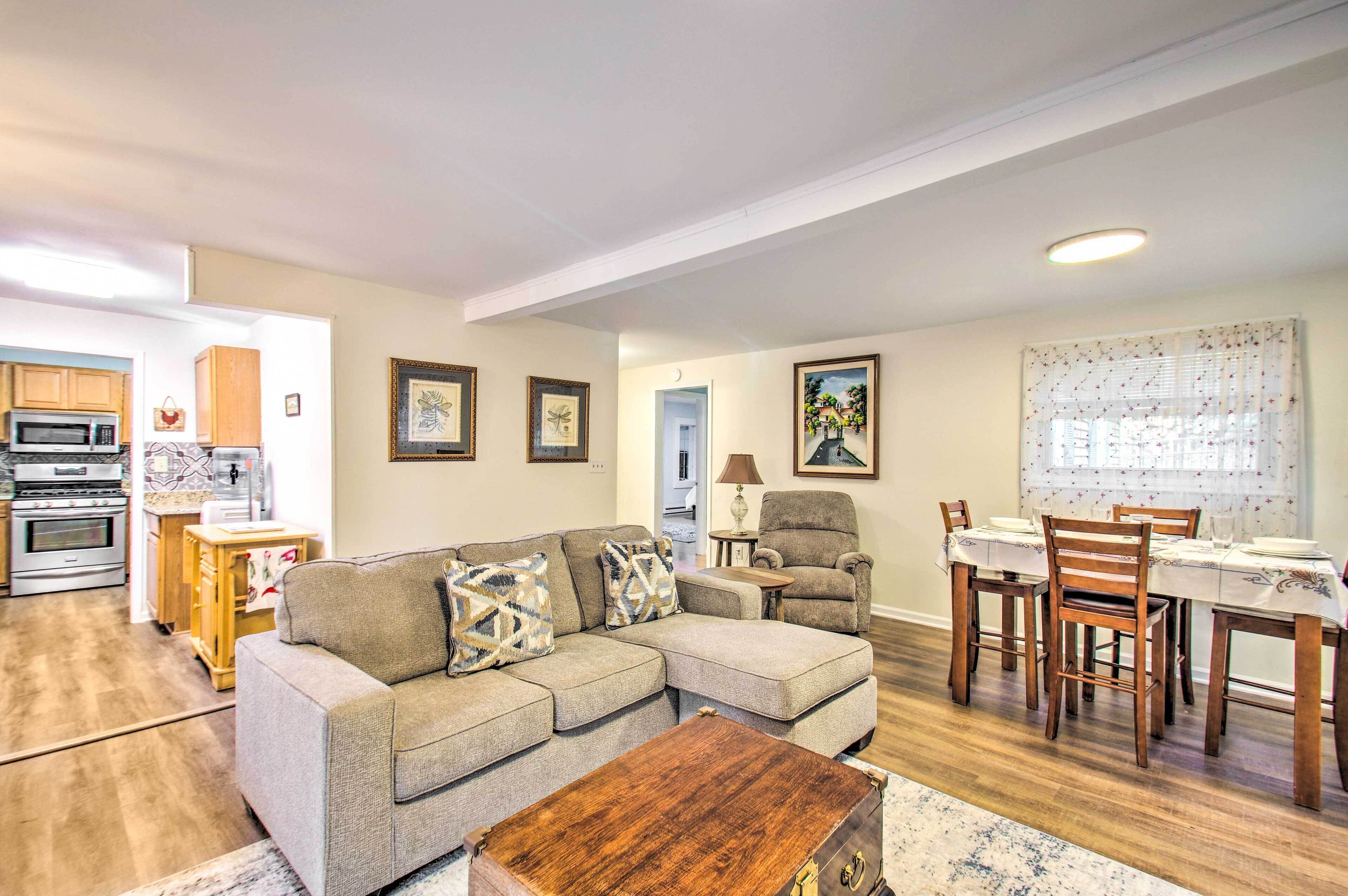 Charming Broadway Cottage w/ Private Deck!