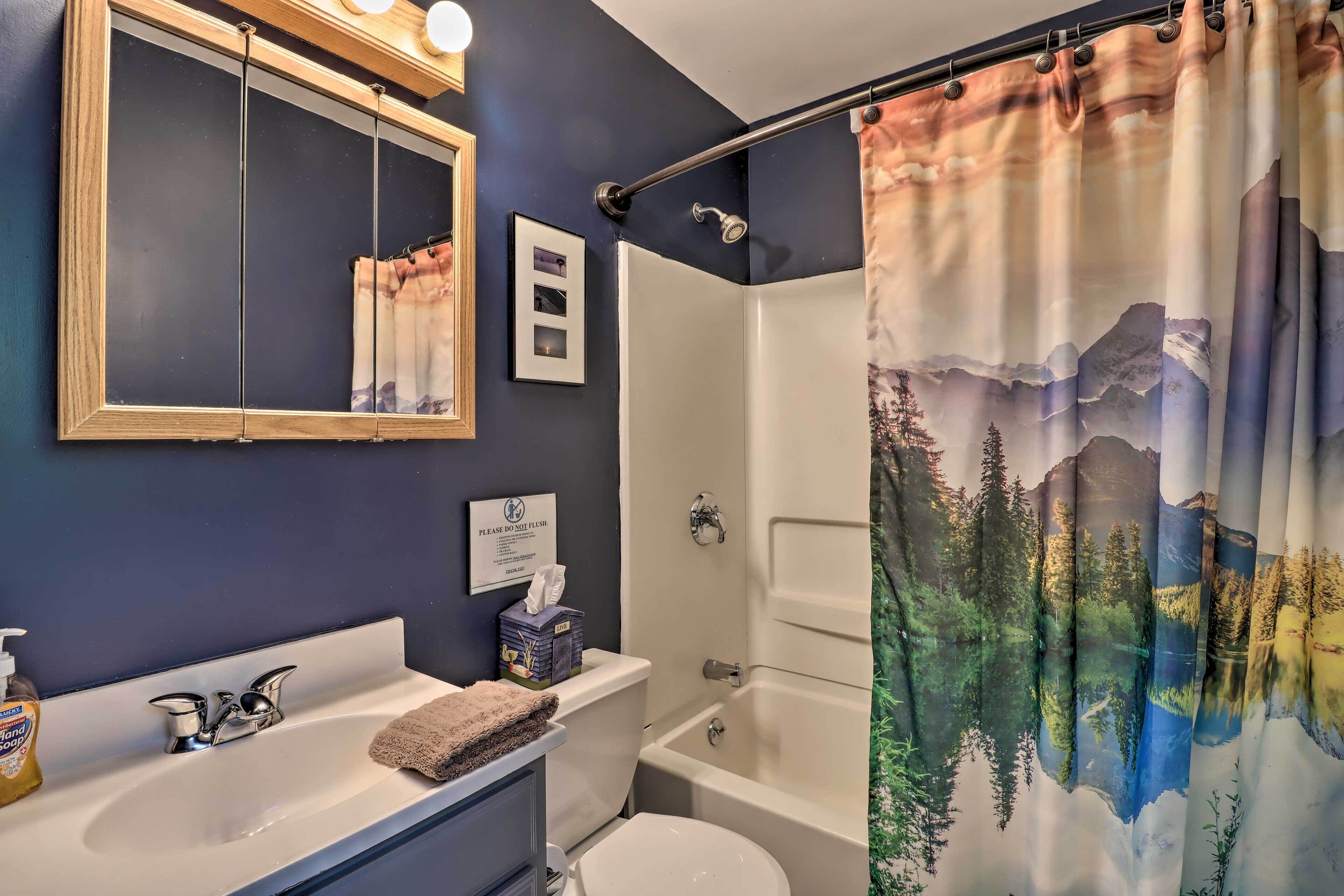 Cabin w/ Fire Pit & Decks - Walk to Lake Harmony!