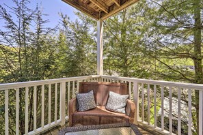 Terrace/patio - Chic Dtwn Townhouse w/ Hot Tub & Mtn Views! (Banner Elk)