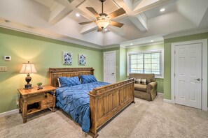 Apartment (3 Bedrooms) | 3 bedrooms, bed sheets - Chic Dtwn Townhouse w/ Hot Tub & Mtn Views! (Banner Elk)