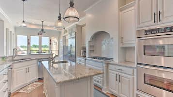 Biệt thự (5 Bedrooms) | Bếp riêng | Lò vi sóng, lò nướng, bếp nấu, máy rửa bát