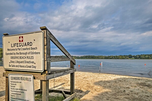 Un panneau indiquant la présence d’un sauveteur sur la plage de Pat Crawford, gérée par la municipalité d’Édimbourg, où sont affichées les règles à respecter sur la plage.