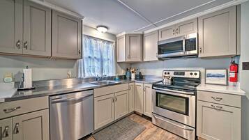 House (6 Bedrooms) | Interior