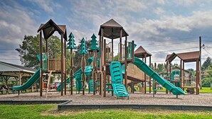 Une aire de jeux dotée de plusieurs toboggans et d’installations d’escalade.