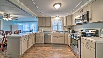 House (6 Bedrooms) | Interior