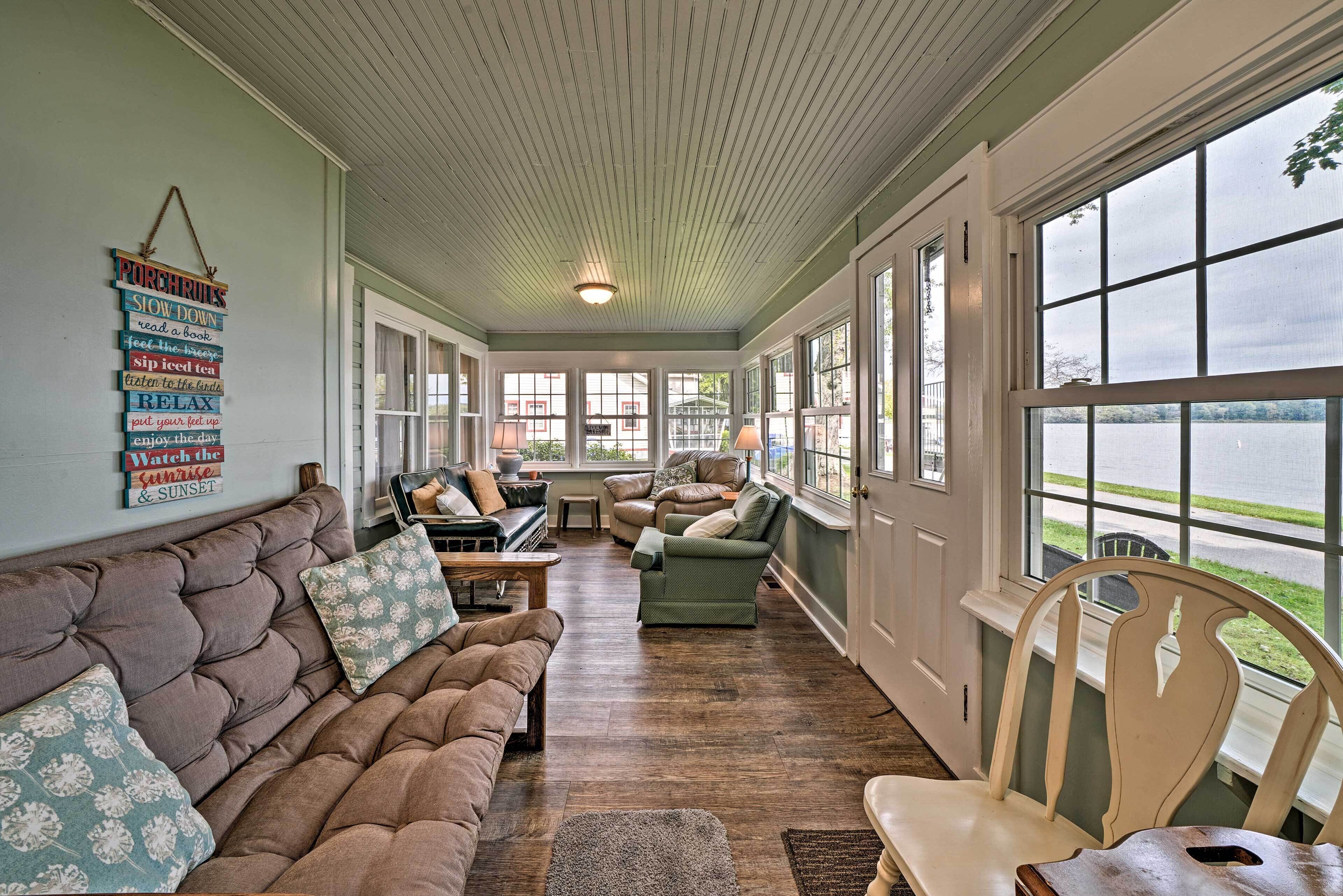 House (6 Bedrooms) | Living area | TV, books