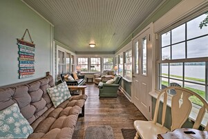 Casa (6 Bedrooms) | Área de estar | TV, livros