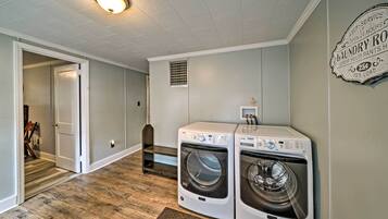 House (6 Bedrooms) | Interior