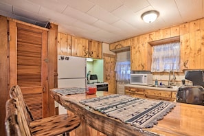 Cottage (2 Bedrooms) | Private kitchen - Cozy & Rustic Cottage With Houghton Lake Access! (Houghton Lake)