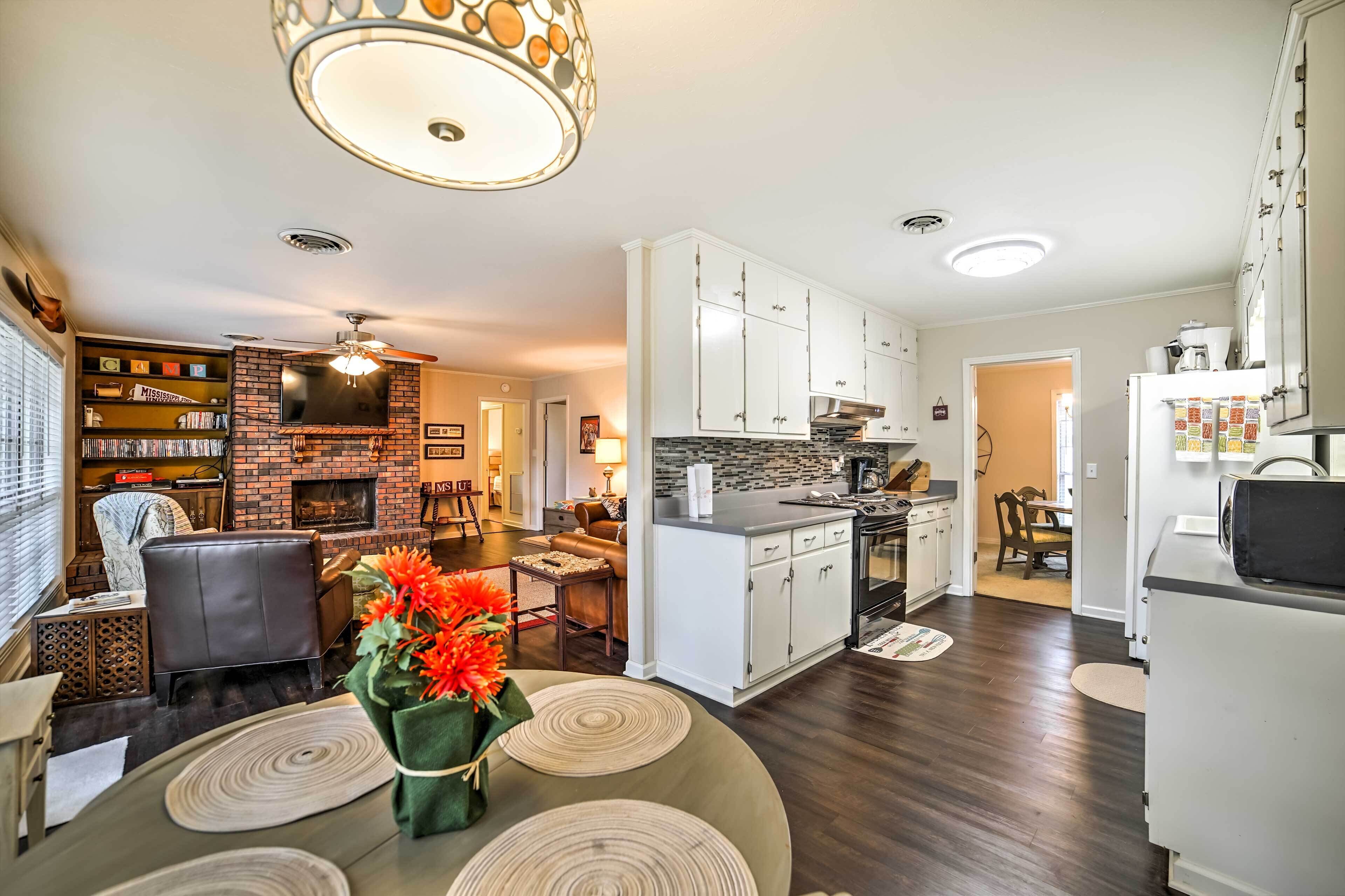 Charming Starkville House w/ Yard - 2 Mi to Msu!