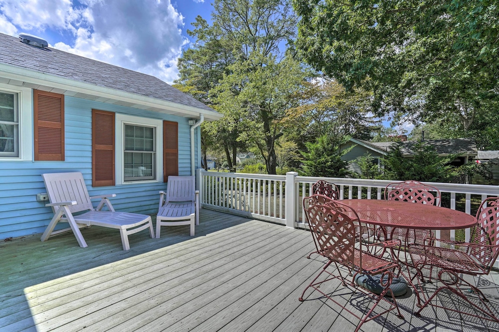 Dog-friendly Waretown Home w/ Furnished Deck!