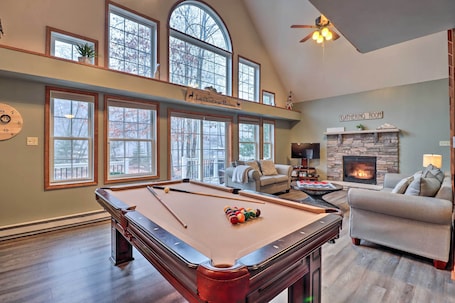 Fachada de la propiedad. Near Lake & Hiking: Pocono Home w/ Hot Tub